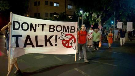 Linke Demonstranten gegen in Israel gegen den aktuellen lockere Kriegs-Diskurs auf die Straße.