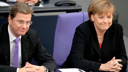 Angela Merkel und Guido Westerwelle machen eine freundliche Miene, doch wie sieht es hinter den Fassaden der Kaoltion aus?