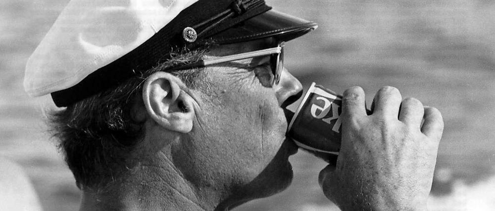 Willy Brandt trinkt Cola - ohne Süßstoff.