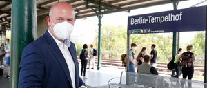 Startstation Tempelhof: Kai Wegner beginnt seine Ringbahntour im Süden Berlins.