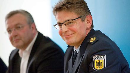 Der neue Polizeipräsident Klaus Kandt am Dienstag bei seiner öffentlichen Vorstellung. Im Hintergrund Innensenator Frank Henkel (CDU).