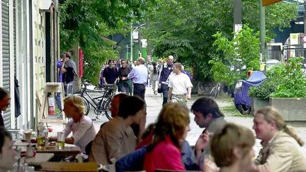 Die Berliner sitzen im Sommer gerne draußen, wie hier auf der Kastanienallee in Prenzlauer Berg.