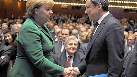 Merkel steht für die Finanzpolitik, Draghi für die Geldpolitik. Beide Bereiche müssen ineinander greifen, um die Konjunktur zu fördern.