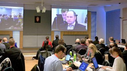 International üblich: Journalisten verfolgen im Presseraum den Prozess gegen Anders Breivik per Videoübertragung.