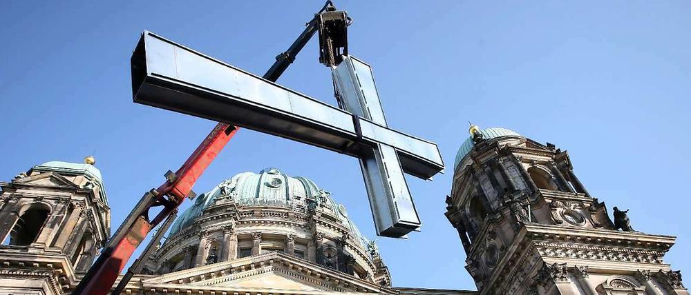 2008 bekam der Berliner Dom ein neues Kreuz.
