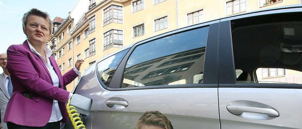 Die Fraktionsvorsitzende von Bündnis 90/Die Grünen, Renate Künast, steckt einen Ladestecker in ihr energiefreundliches Auto.