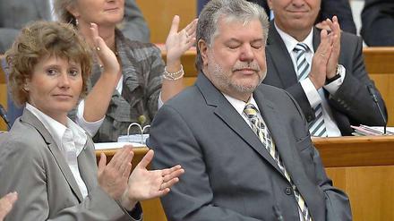 Überstanden. Mit geschlossenen Augen lässt sich Kurt Beck von seinen Koalitionskollegen im Landtag von Rheinland-Pfalz beklatschen.