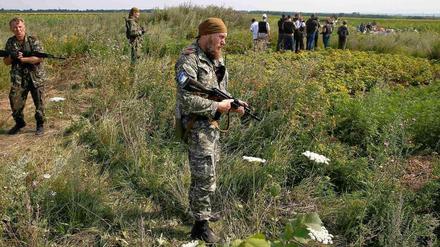 Prorussische Separatisten an der Absturzstelle in der Ostukraine.