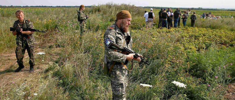 Prorussische Separatisten an der Absturzstelle in der Ostukraine.