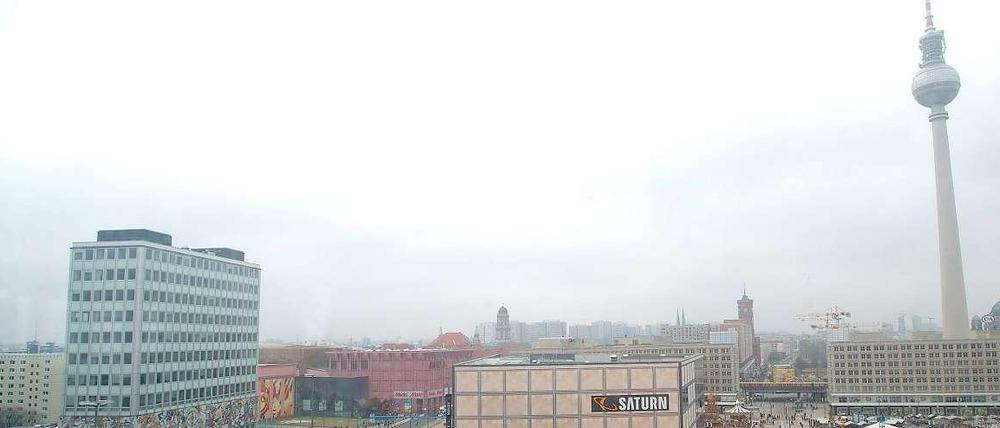 Dem Himmel so fern: Grau, zugig, schäbig und geduckt, so kennt der Berliner seinen Alex.