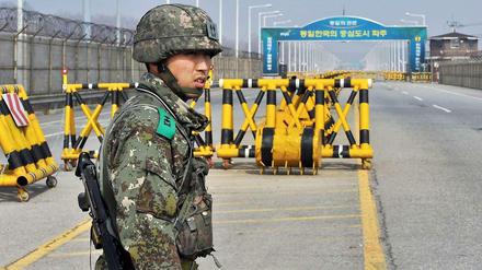 Ein südkoreanischer Soldat überwacht den Übergang zur entmilitarisierten Zone, die die beiden Koreas trennt.