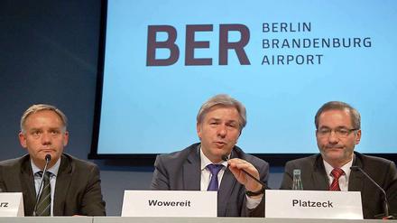 Der Flughafen BER wird erst später eröffnen als geplant. Auch wenn sie selbst nichts davon wussten - die politische Verantwortung tragen Wowereit und Platzeck.