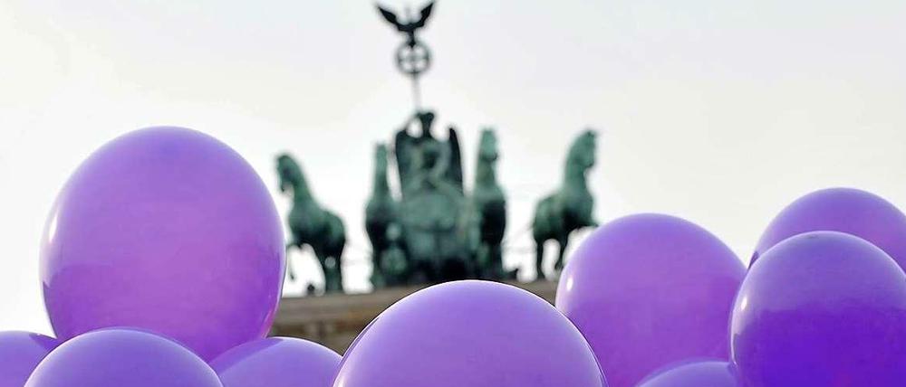 Internationaler Frauentag: Luftballon-Aktion vor dem Brandenburger Tor.