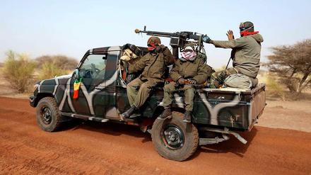 Nur ein Krisenherd von vielen, mit denen sich die 43. Münchner Sicherheitskonferenz ab Freitag befasst: Malische Soldaten verlassen auf einem umgebauten Pick-up Timbuktu.