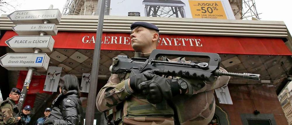Wie soll der Staat auf die terroristische Bedrohung reagieren? In Paris patrouillierten am Samstag Soldaten an zentralen Plätzen.