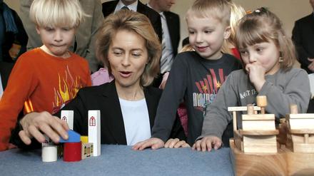Familienministerin Ursula von der Leyen beim Besuch einer Kindertagesstätte in Magdeburg.