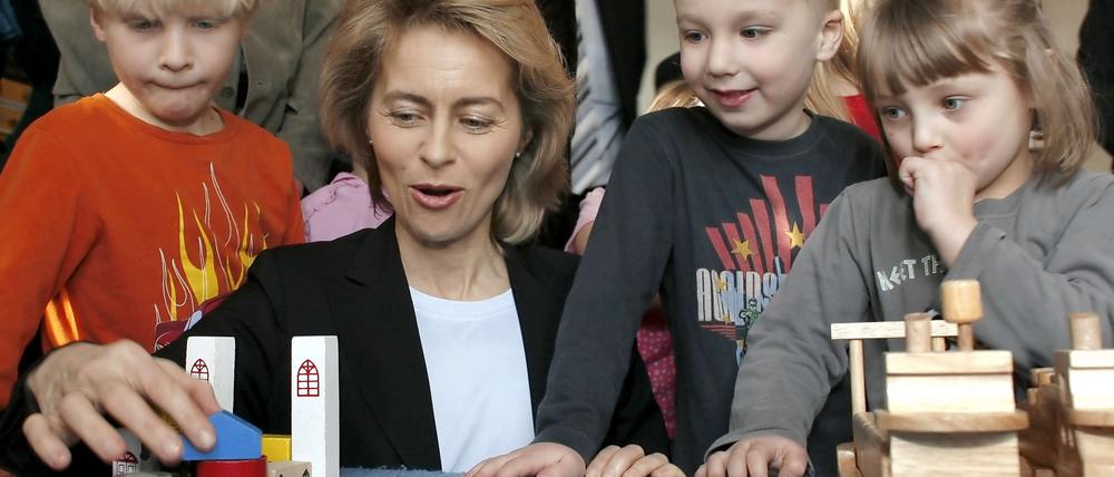 Familienministerin Ursula von der Leyen beim Besuch einer Kindertagesstätte in Magdeburg.