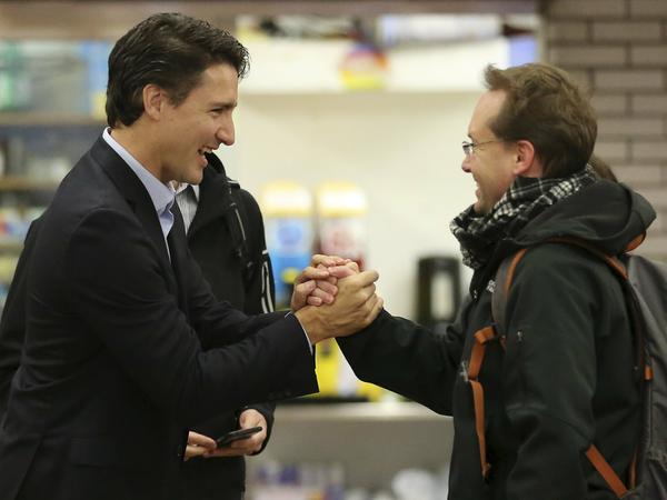 Selbstbewusst und volksnah präsentiert sich Trudeau nach dem Wahlsieg und lässt sich in Montreal beglückwünschen.