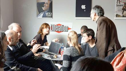 Das nächste Heft von Charlie Hebdo soll eine Millionenauflage haben. Das Bild zeigt Redakteure der Zeitschrift mit Kollegen der französischen Tageszeitung "Libération", die den Überlebenden von Charlie Zuflucht gibt.