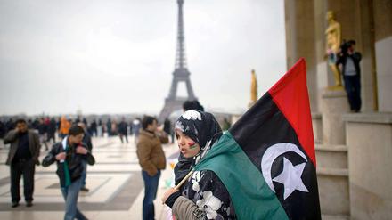 Eine libysche Demonstrantin in Paris.
