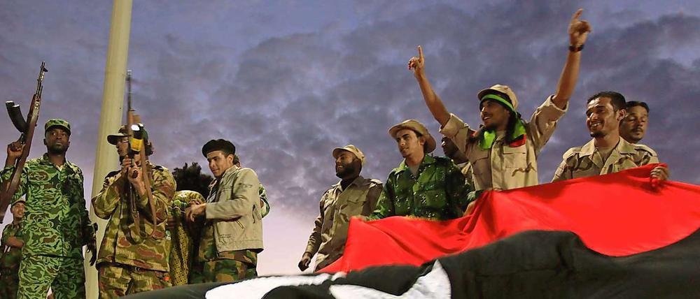 Libysche Anti-Gaddafi-Kämpfer jubeln.