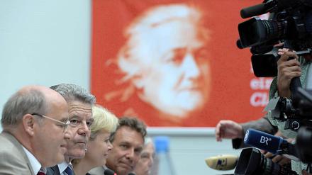 Joachim Gauck (2. v. l.) zu Besuch bei der Linken.