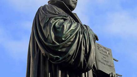 Das Denkmal für den deutschen Reformator Martin Luther steht in Wittenberg.