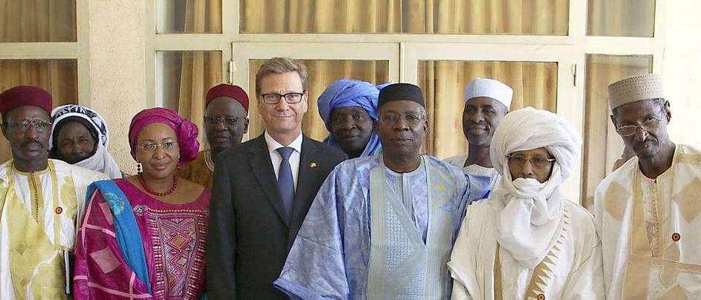 Gruppenbild mit Retter? Außenminister Guido Westerwelle traf bei seiner Mali-Reise Vertreter der Interimsregierung. Deutschland will sich an einem Militäreinsatz in dem Land beteiligen.