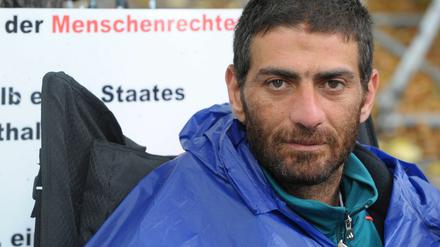 Der Palästinenser Firas Maraghy während seines Hungerstreiks vor der israelischen Botschaft in Berlin.