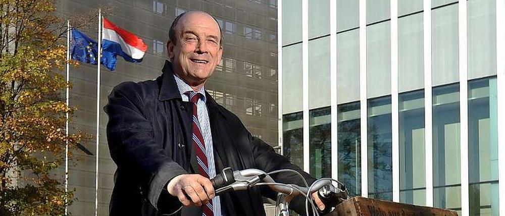 Marnix Krop, Botschafter der Niederlande in Deutschland, setzt sich als leidenschaftlicher Radfahrer gern auf eines der Diensträder seiner Botschaft.