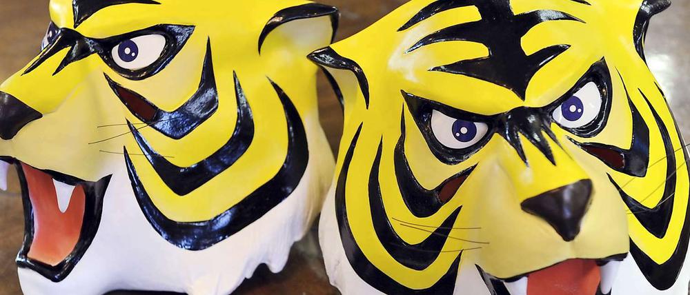 Японская маска тигра. Маска тигра Бали. Маска тигра антистресс. Недовольный тигр маска. Маска тигра белая