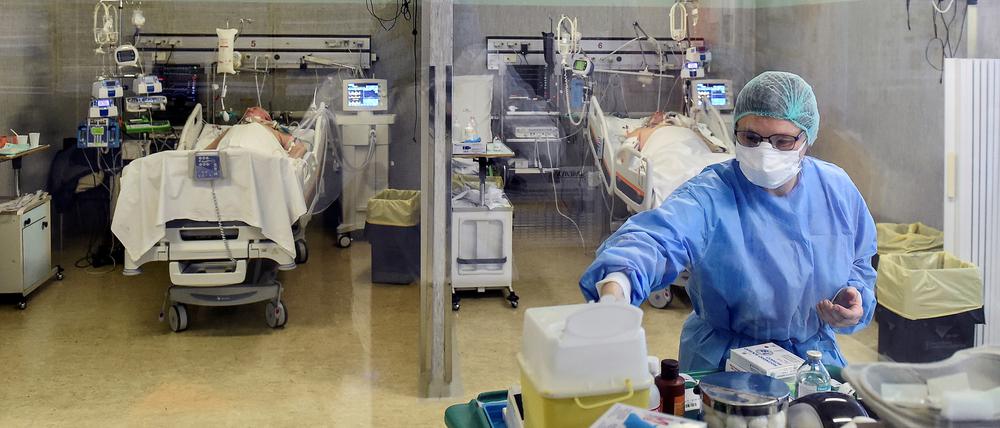 Ein Mitarbeiter des Oglio-Po-Krankenhauses in Cremona behandelt am 19.03.2020 an Covid-19 erkrankte Patienten. Die Lombardei ist besonders stark vom Ausbruch des neuartigen Coronavirus betroffen.