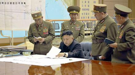 Nordkoreas Diktator Kim Jong Un, umgeben von Vertretern des Militärs.