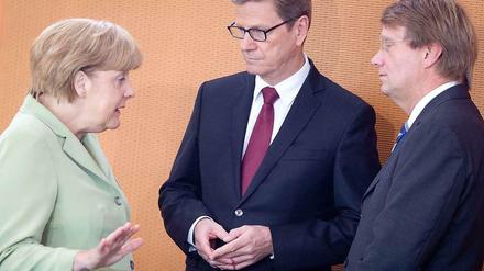 Bundeskanzlerin Merkel im Gespräch mit Außenminister Westerwelle und Kanzleramtsminister Pofalla.