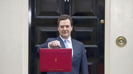 Großbritanniens Schatzkanzler George Osborne mit dem traditionellen Haushaltskoffer.