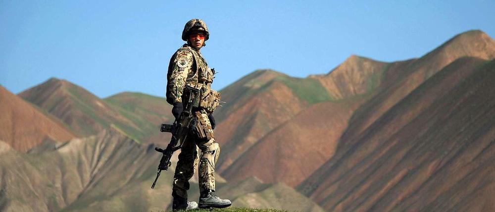 Über afghanischen Gipfeln keine Ruh: Ein Isaf-Soldat steht auf einem Hügel in der Provinz Takhar. Am Samstag ist ein deutscher Soldat in Afghanistan getötet worden.