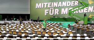 Letzte Vorbereitungen vor Beginn des grünen Parteitags im Berliner Velodrom am Freitag. Das Treffen beginnt um 17 Uhr mit einer Rede von Cem Özdemir und einer Aussprache zu Bundestagswahl. Am Samstag werden die neuen Parteivorsitzenden gewählt.