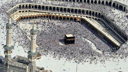Bei der Hadsch, der Pilgerfahrt nach Mekka, kommen tausende Menschen auf engstem Raum zusammen - ideale Verbreitungsbedingungen für einen Virus.