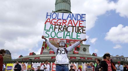 Zum Jahrestag der Wahl Hollandes hatte Jean-Luc Melenchon, Chef der Front de Gauche, zu Demonstrationen aufgerufen. Zehntausende folgten dem Aufruf.