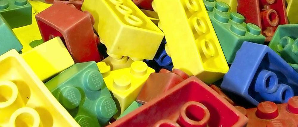 Das Foto zeigt rote, gelbe, grüne und blaue Legosteine.