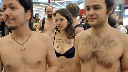 Das  Bild zeigt mehrere junge Männer und Frauen, die nackt bis auf die Unterwäsche 2010 am Flughafen Tegel gegen den Einsatz von Nacktscannern protestiert haben.