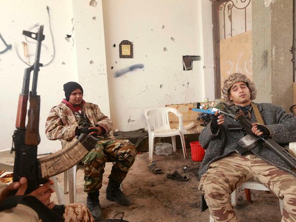 Zahllose Milizen bekriegen sich gegenseitig. Fast jeder in Libyen besitzt eine Waffe. Es ist das größte Hindernis für Frieden. 