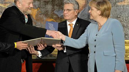 Merkel übergibt den Medienpreis an Westergaard.