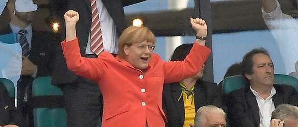 Jubelnde Kanzlerin. Angela Merkel freut sich über das erste Gruppenspiel der deutschen Nationalmannschaft in Brasilien. 