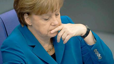Kritik von allen Seiten hagelt auf die Parteivorsitzende der CDU, Angela Merkel, ein. 