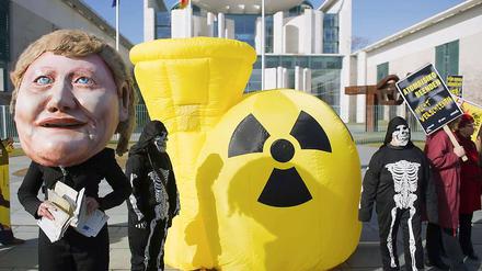 Atomkraftgegner protestieren zum Fukushima-Jahrestag vor dem Kanzleramt.