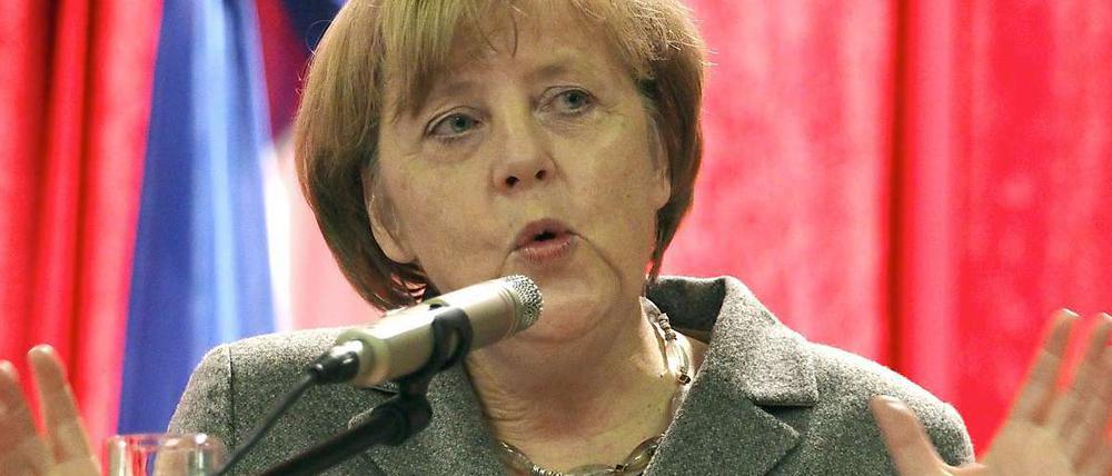 Regierungschefin mit dem Rücken zur Wand: Angela Merkel beim Neujahrsempfang ihres Landkreises Vorpommern-Rügen in Trinwillershagen.