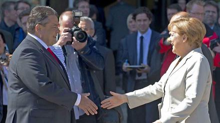 Sigmar Gabriel und Angela Merkel reichen sich die Hände