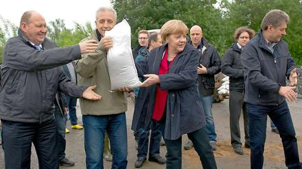 Es ehrt Angela Merkel, dass sie bei ihrem Besuch einiger Überschwemmungsgebiete auf Gummistiefel verzichtete. Demonstrativ unscheinbar zeigte sie sich. Denn sie ahnte wohl, dass jede Geste eine zu viel sein kann.