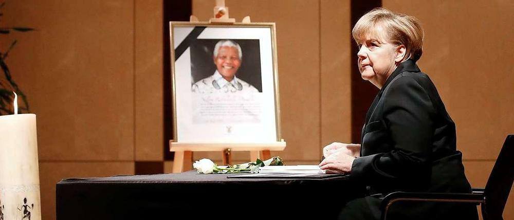 Bundeskanzlerin Angela Merkel (CDU) hat sich am Montag nachmittag in der südafrikanischen Botschaft in Berlin in das dort ausliegende Kondolenzbuch eingetragen. Aber zur Trauerfeier in Johannesburg ist sie nicht gereist. 